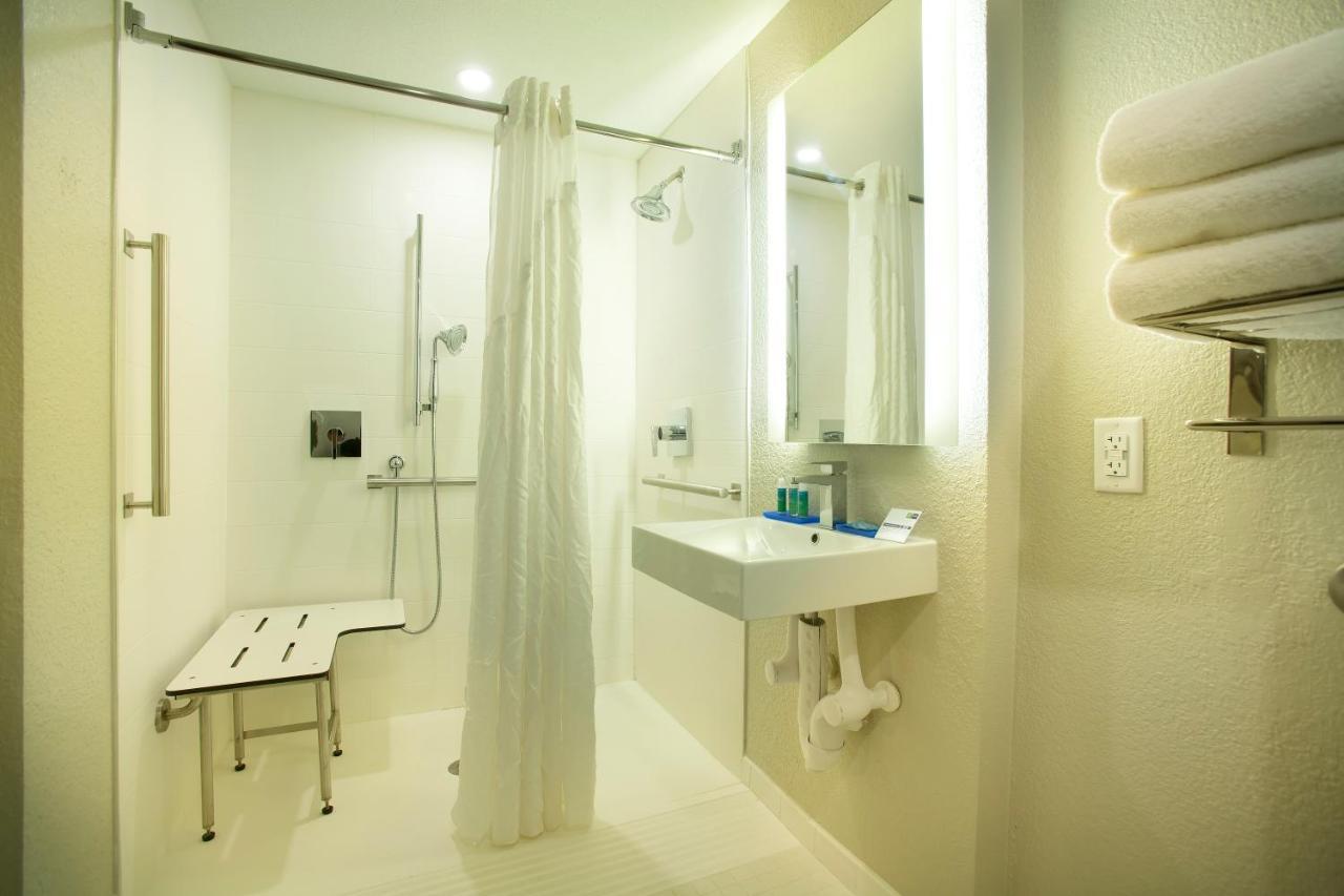 Hotel Express & S Buena Vista By Ihg